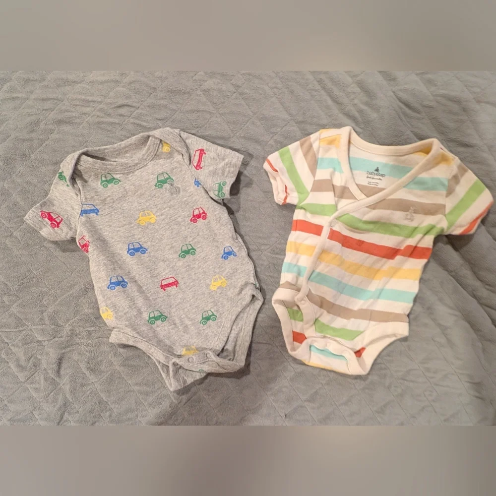 GAP 3-6M Kids Bodysuits - Gray with Cars and Multicolor Stripes